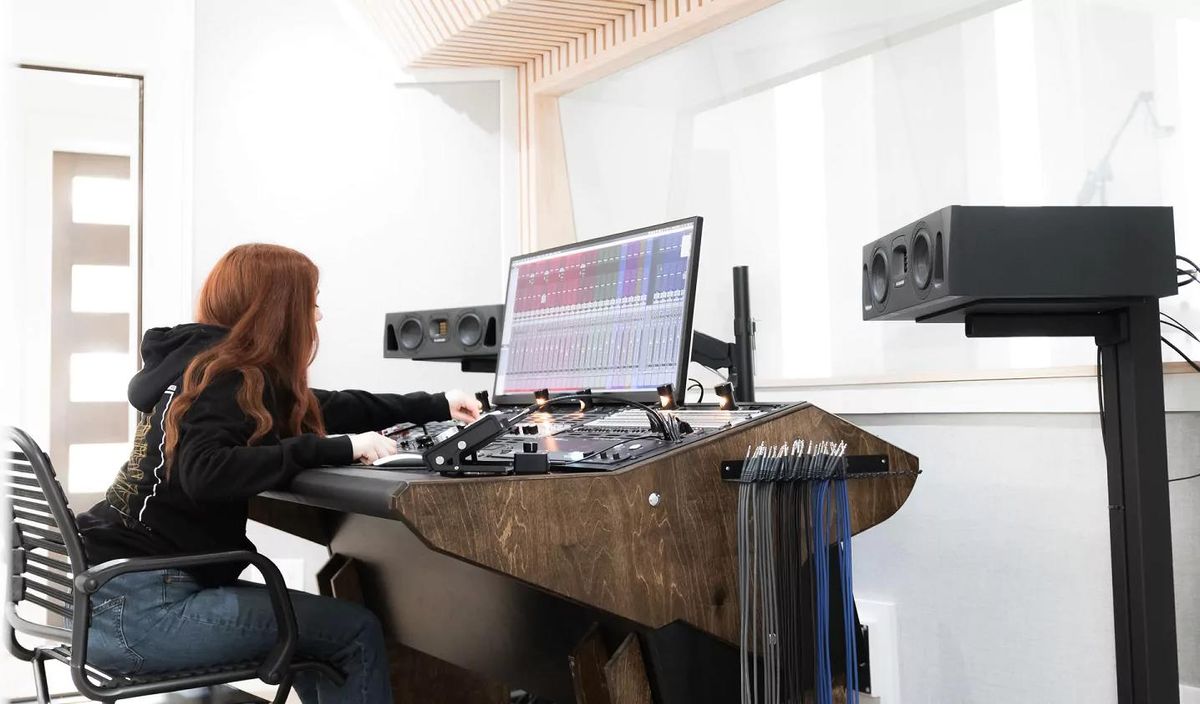 Dans un studio de son, le logiciel A Control permet d'obtenir un son pr&eacute;cis et fid&egrave;le provenant du monitor Adam Audio A44H.