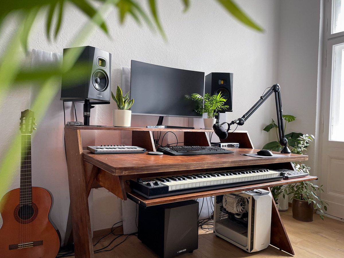 Un home-studio &eacute;quip&eacute; d'un caisson de basse Adam Audio T10S.