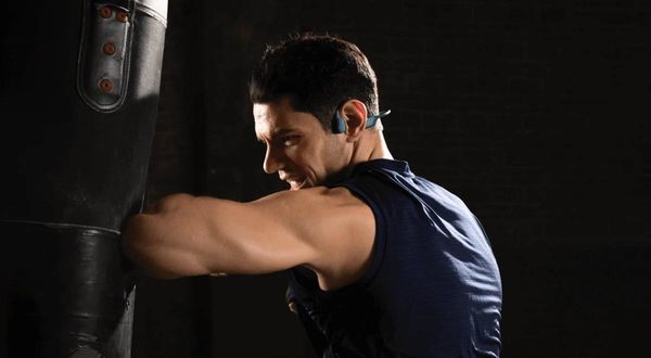 Écouteurs Shokz Open Run Pro : mise en situation sur boxeur