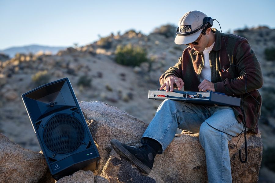 Le contrôleur DJ AlphaTheta Omnis-Duo peut être connecté à l'enceinte Wave-Eight sans-fil et sans latence.