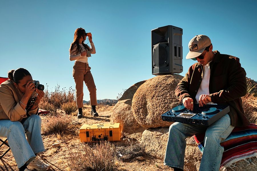 L'enceinte sans-fil AlphaTheta Wave-Eight peut fonctionner sans câble grâce au Bluetooth et à la technologie SonicLink.