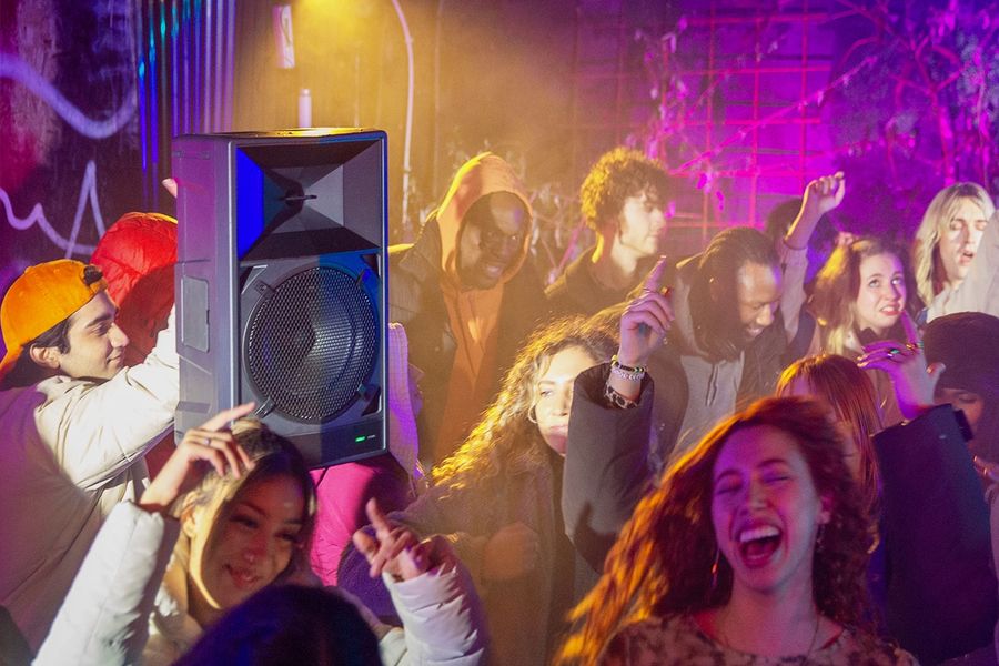 L'enceinte sans-fil AlphaTheta Wave-Eight est IPX4 et peut être utilisée à l'extérieur.