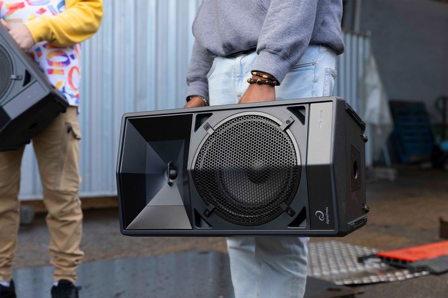 L'enceinte de soirée AlphaTheta Wave-Eight est facilement transportable.