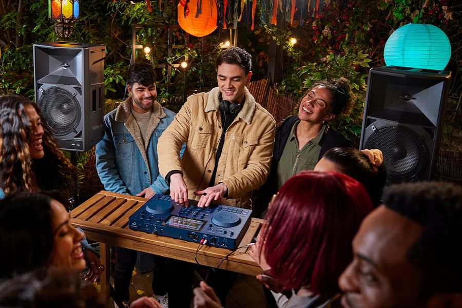 Plusieurs enceintes de soirée AlphaTheta Wave-Eight peuvent être connectées ensemble.