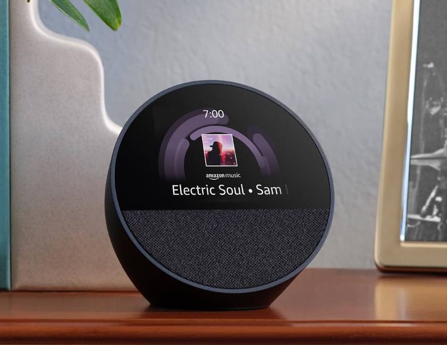  Certains modèles d’enceintes connectées sont équipés d’un écran en complément de l’assistant vocal, permettant d’afficher diverses informations comme le titre d’une chanson, le flux d’une caméra de surveillance, l’heure ou la météo.