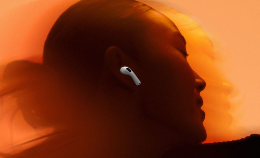 Écouteurs Apple Airpods 4 Réduction active du bruit  Écouteurs Apple Airpods 4 Réduction active du bruit : mise en situation