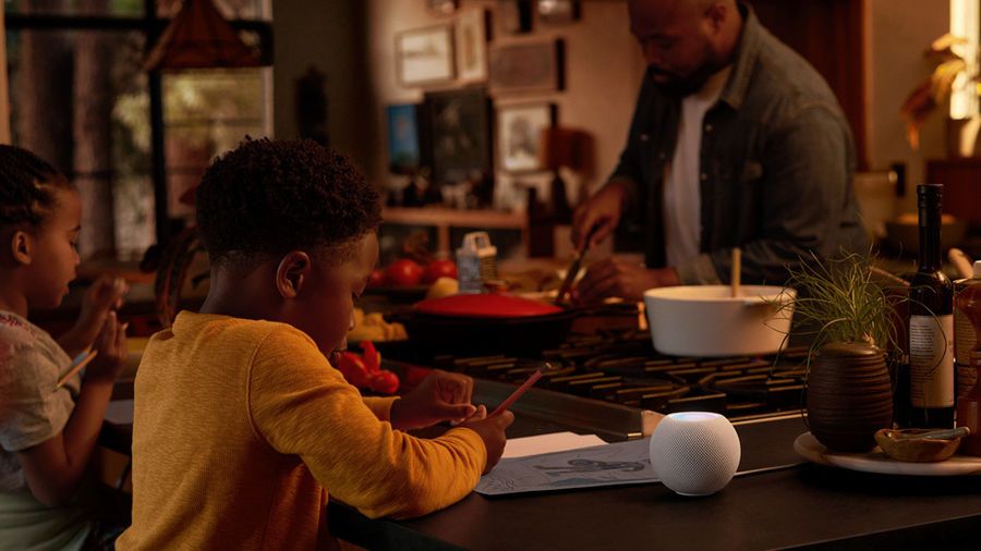  Grâce à sa connexion Internet, un assistant vocal peut effectuer des recherches en ligne et répondre à toutes sortes de questions. Il peut aussi bien assister dans le cadre professionnel que proposer des recettes de cuisine.