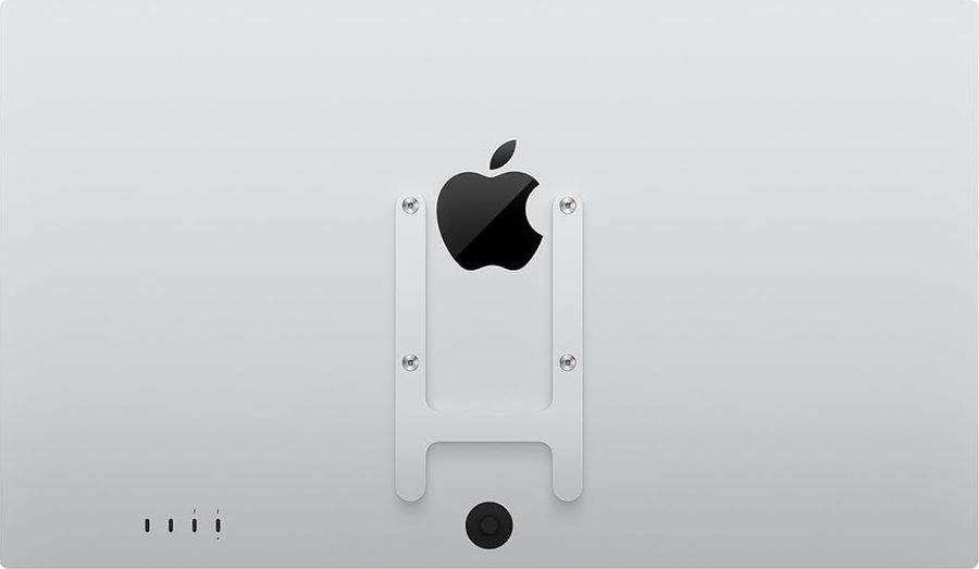 Apple Studio Display avec kit de montage VESA 100 x 100 mm install&eacute; sur un bras articul&eacute; dans un espace de travail professionnel.