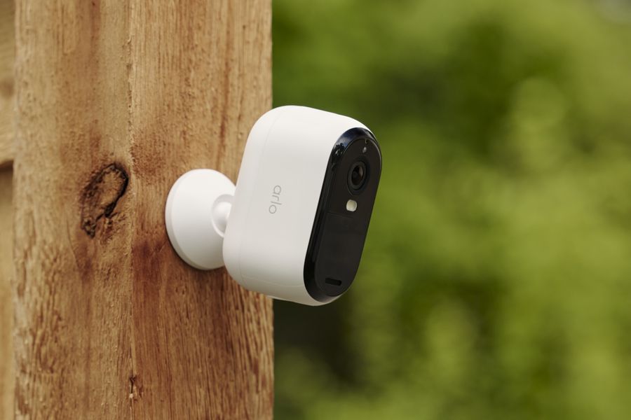 Arlo Essential 3 : caméra 2K intelligente avec détection avancée et dissuasion active. Caméra de sécurité Arlo Essential 3 avec image 2K, IA et projecteur LED intégré.