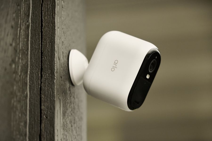 Caméra Arlo Essential 3 XL résistante aux intempéries, idéale pour la surveillance 24 h/24 avec IA et audio bidirectionnel. Caméra de surveillance Arlo Essential 3 XL avec vision 2K, détection intelligente et autonomie longue durée.