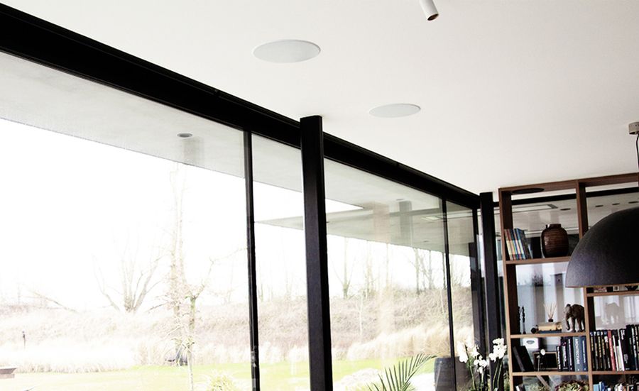 Une enceinte encastrable Artsound FL502 BT Single est installée au plafond Une enceinte encastrable Artsound FL502 BT Single est installée au plafond