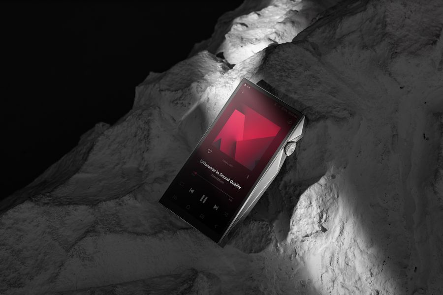 Le baladeur audiophile Astell&Kern A&ultima SP4000 adopte une structure compacte et performante. Son blindage en cuivre pur garantit un signal stable.