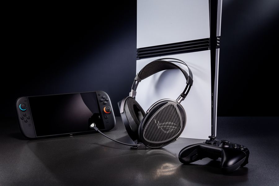 Connectique polyvalente du casque gaming Asus ROG Kithara avec double jack 3,5 mm et adaptateur USB-C pour PC, consoles et mobiles.