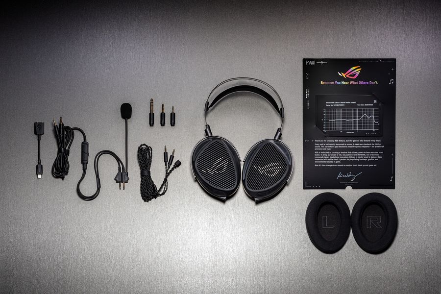 Accessoires complets du casque gaming Asus ROG Kithara avec adaptateurs USB-C, c&acirc;bles audiophiles et coussinets interchangeables.