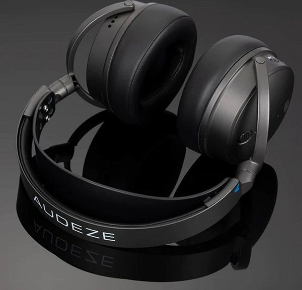 Certifié Dolby Atmos, le casque gaming Audeze Maxwell offre une restitution sonore immersive, assurant une spatialisation précise et une localisation optimale des sons en jeu.