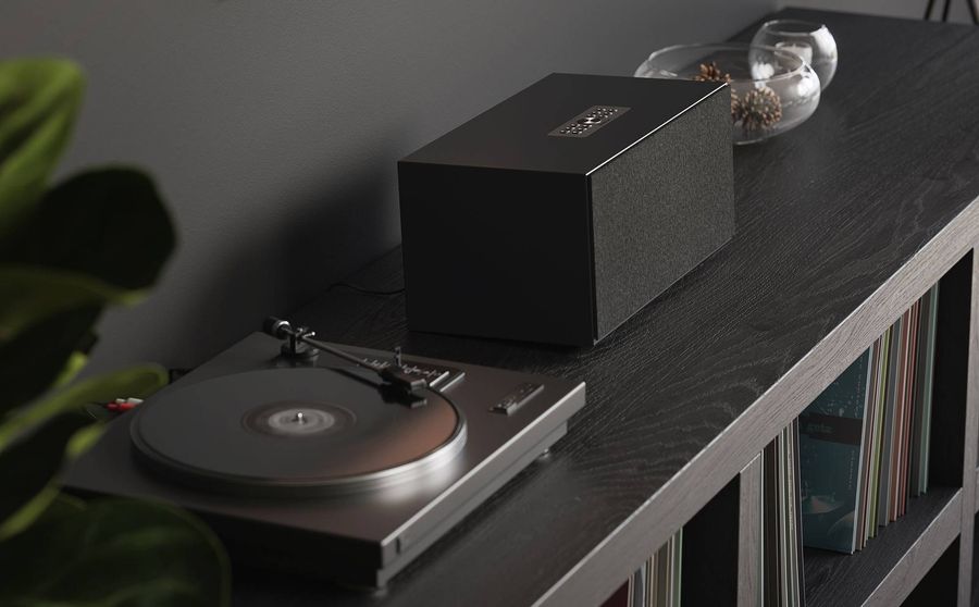 Mise en situation enceinte connectée Audio Pro C20 avec platine vinyle