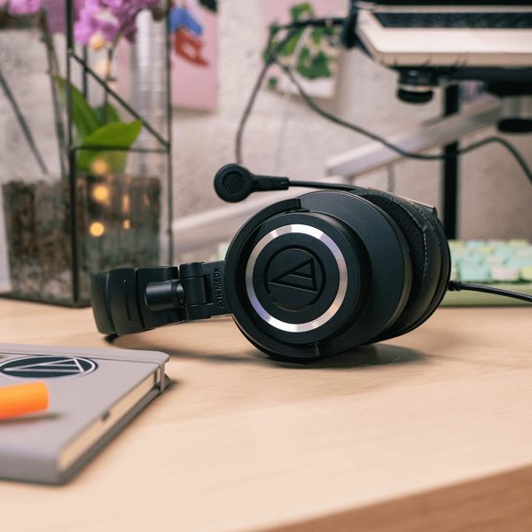 Casque gaming Audio-Technica ATH-M50xSTS : pos&eacute; sur un bureau