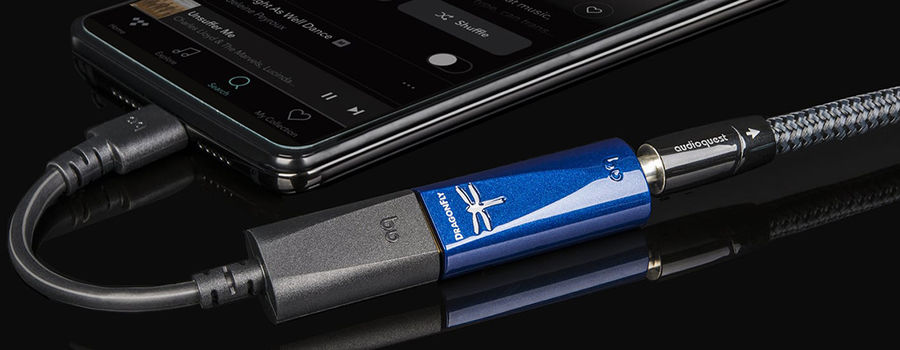 DAC portable Audioquest DragonFly Cobalt connecté à un smartphone