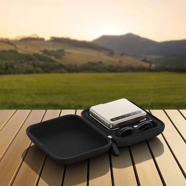 &Eacute;tui de transport compact Aurzen Caseplay pour mini projecteur Aurzen ZIP ouvert avec rangement d&eacute;di&eacute; pour les accessoires en ext&eacute;rieur.