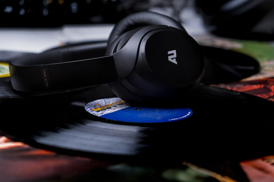 AUSOUNDS AUX ANC lifestyle