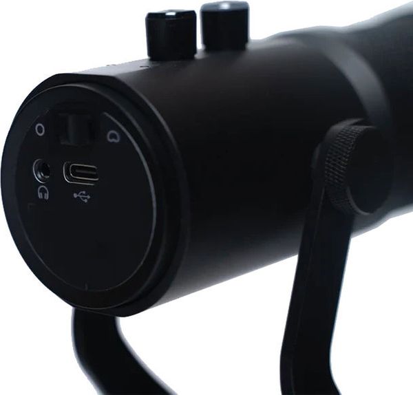 Le micro AVerMedia Live Streamer MIC 350 (AM350) est alimenté et connecté en USB-C.