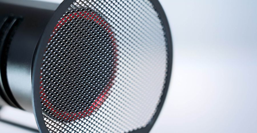 Le filtre anti-pop AVerMedia Live Streamer Pop Filter (BA310) att&eacute;nue les plosives.