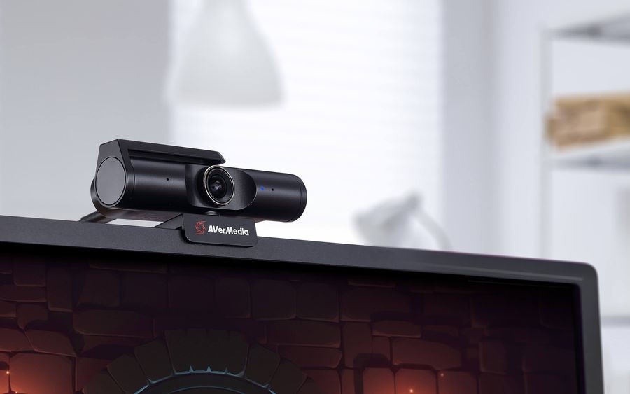 La webcam 4K AVerMedia Live Streamer CAM 513 (PW513) peut être positionnée au dessus d'un écran gamer.