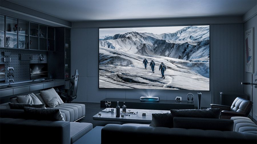 Vid&eacute;oprojecteur Awol Aetherion Max ultra courte focale RGB Triple Laser affichant une grande image immersive dans un salon moderne.