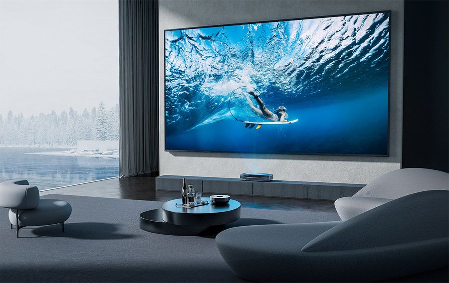 Vid&eacute;oprojecteur RGB Triple Laser ultra courte focale Awol Aetherion Pro diffusant une image immersive grand format dans un salon contemporain.