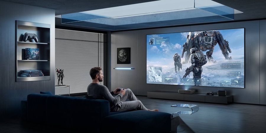 Un joueur profite d'un jeu vid&eacute;o en 4K &agrave; 120 Hz avec le vid&eacute;oprojecteur ultra courte focale Awol LuxVision.