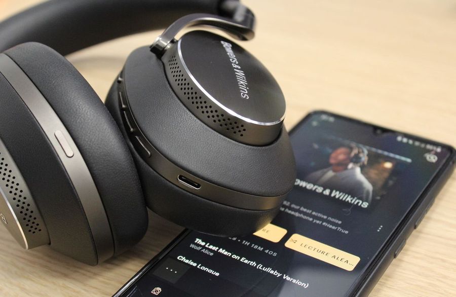 Casque Bluetooth B&W PX8 Casque Bluetooth B&W PX8 : mise en situation