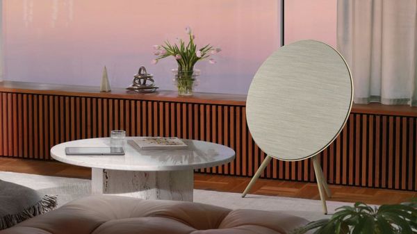 Bang & Olufsen Beosound A9 5th Gen Blanc et chêne : mise en situation dans un salon