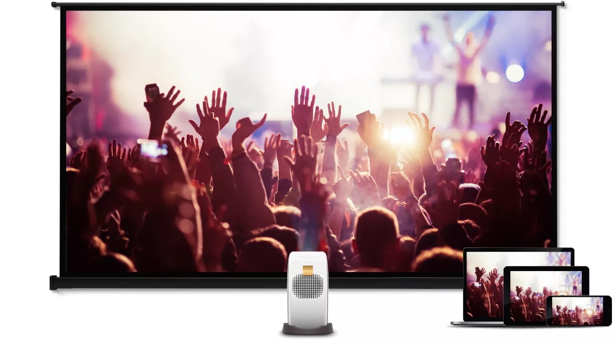 Le vidéoprojecteur BenQ GV31 projette une image de concert en streaming sans fil depuis différents appareils connectés via Wi-Fi.