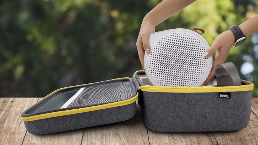 Conçue pour les projecteurs GV50 et GV31, la sacoche BenQ assure une protection efficace avec des rangements dédiés pour chaque accessoire. Elle se distingue par sa compacité, sa robustesse et sa facilité de transport.