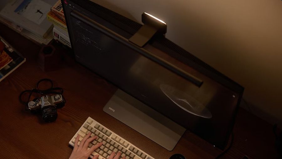 BenQ ScreenBar Halo 2 avec r&eacute;tro&eacute;clairage tri-zone derri&egrave;re le moniteur