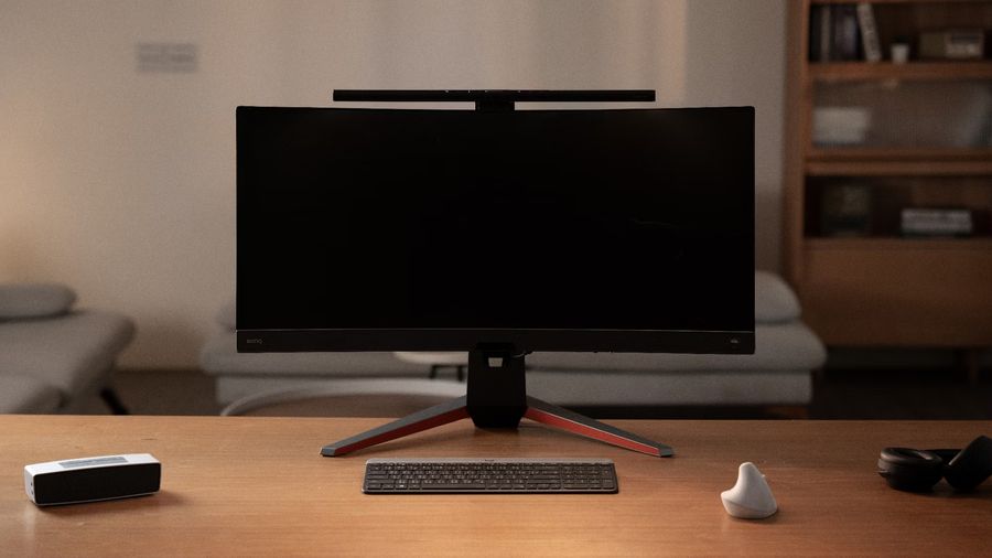 BenQ ScreenBar Pro avec &eacute;clairage asym&eacute;trique ASYM-Light orient&eacute; vers le bureau
