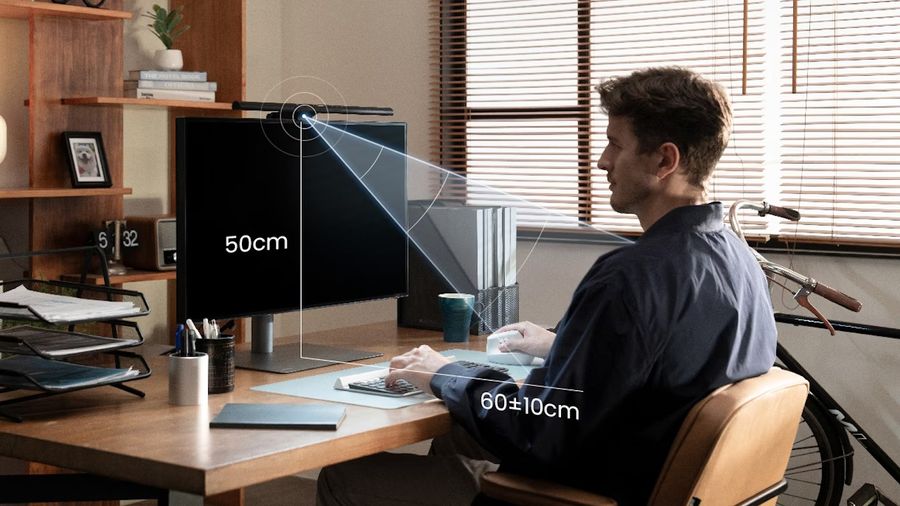 BenQ ScreenBar Pro &eacute;clairant une zone de bureau de 85 &times; 50 cm