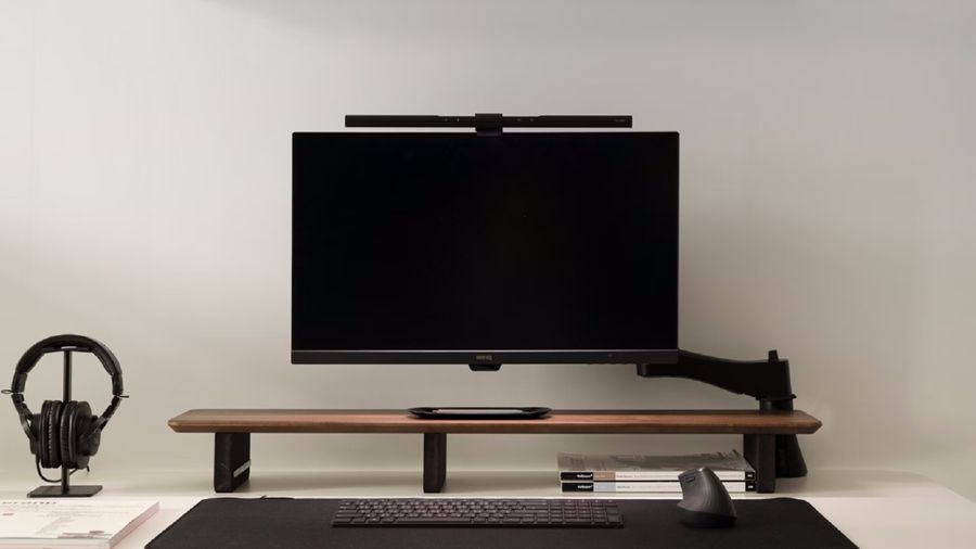Lampe d&rsquo;&eacute;cran PC BenQ ScreenBar avec &eacute;clairage asym&eacute;trique orient&eacute; vers le bureau