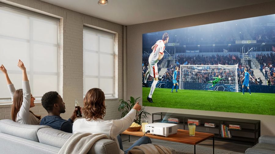Vid&eacute;oprojecteur Full HD BenQ TH575i projetant un match de football sur grand &eacute;cran dans un salon convivial et lumineux.
