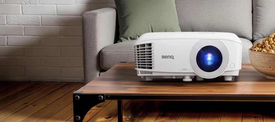 BenQ TH575i pos&eacute; sur une table basse