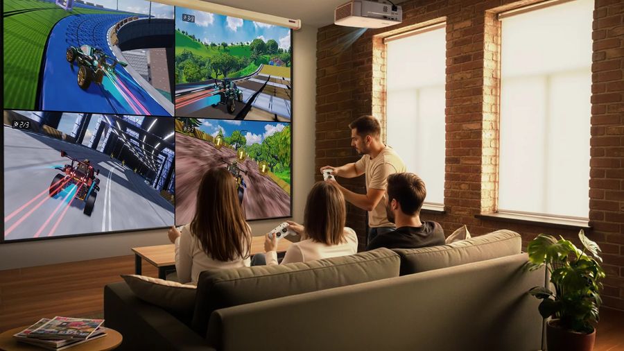 Vid&eacute;oprojecteur Full HD BenQ TH575i affichant un jeu vid&eacute;o multijoueur sur grand &eacute;cran dans un salon lumineux et moderne.