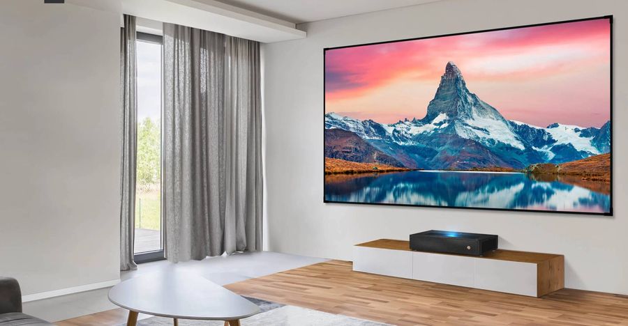 Projecteur UHD 4K ultra courte focale BenQ V5010i installé dans un salon moderne, projetant une image haute définition.