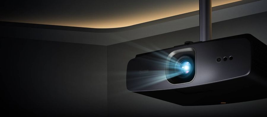 Vidéoprojecteur BenQ W2720i Vidéoprojecteur BenQ W2720i installé au plafond, projetant une image avec une haute qualité lumineuse.