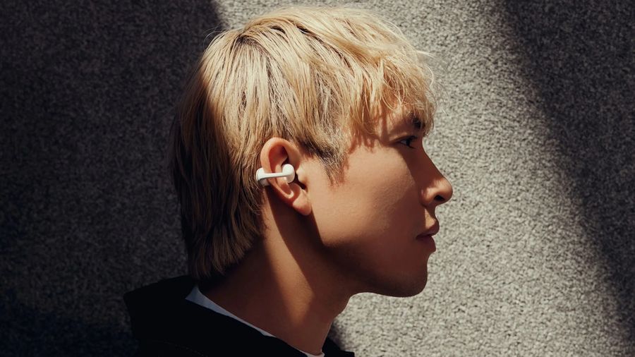 Écouteurs Beyerdynamic Amiron Zero avec design en C, son haute fidélité et résistance à la poussière et aux éclaboussures.