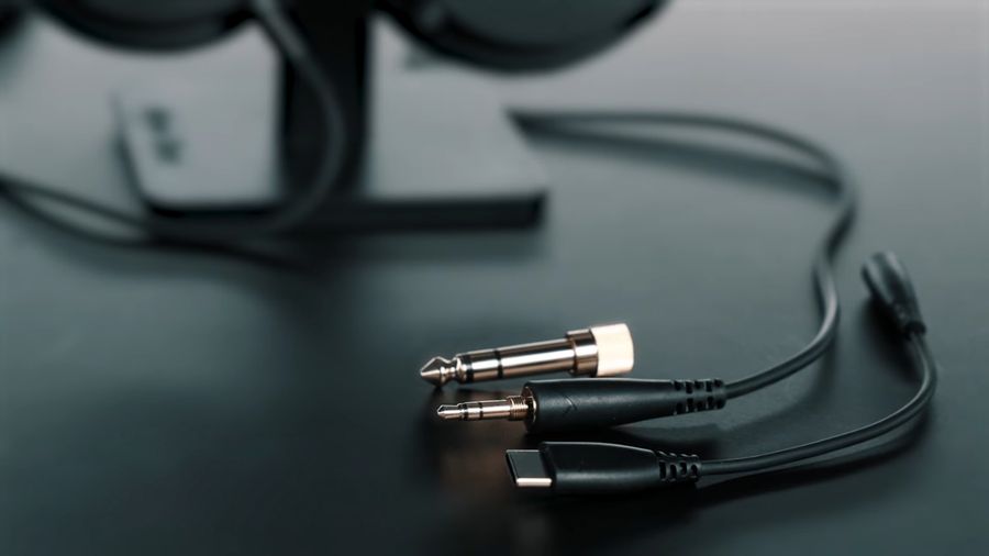 Le casque monitoring Beyerdynamic DT 270 PRO avec câble détachable, adaptateurs USB-C, mini-jack et 6,35 mm pour une compatibilité étendue.