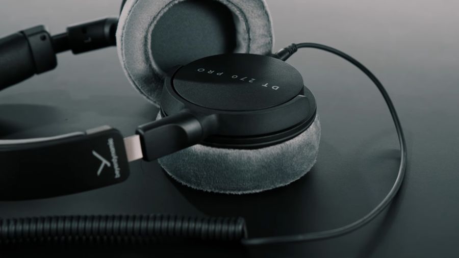Le casque studio Beyerdynamic DT 270 PRO avec large réponse en fréquence pour une restitution audio précise.