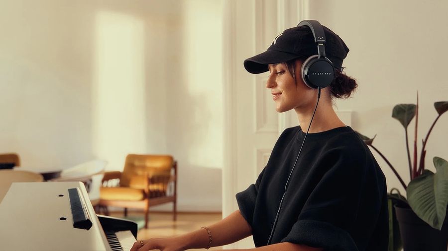 Le casque de monitoring Beyerdynamic DT 270 PRO fermé, précis et confortable pour musiciens, podcasteurs et monteurs audio.