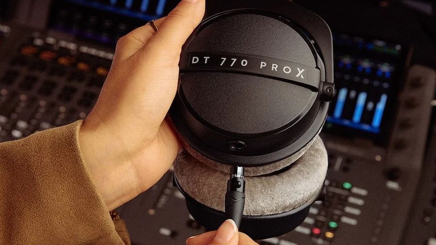  Beyerdynamic DT 770 Pro X avec câble mini XLR détachable pour un usage studio pratique.