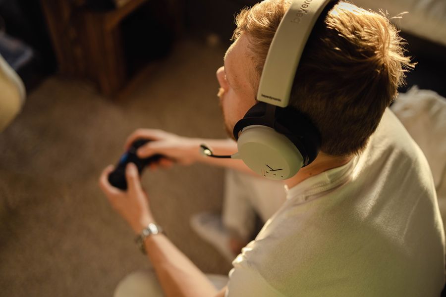 Le micro-casque Beyerdynamic MMX 200 Wireless offre une connexion sans fil en Bluetooth ou via un dongle USB.