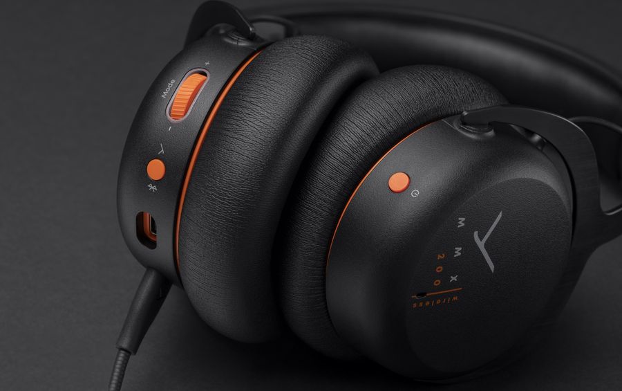 Toutes les commandes sont facilement accessibles sur les écouteurs du casque gamer Beyerdynamic MMX 200 Wireless.